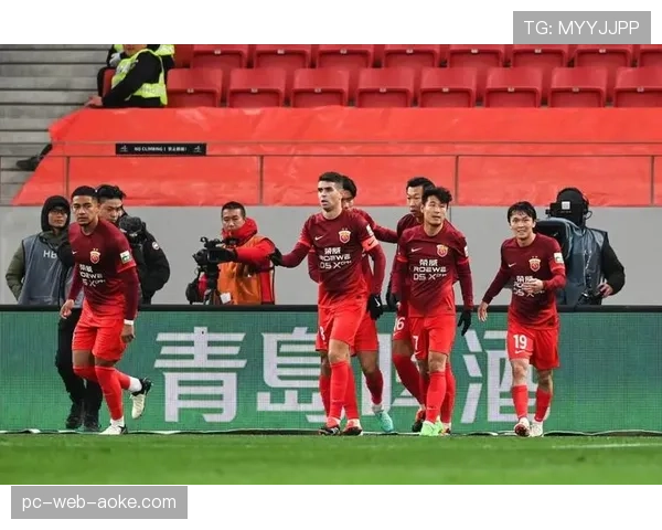 中超第二轮：上海海港3-0完胜深圳队，奥斯卡两传一射主导比赛。